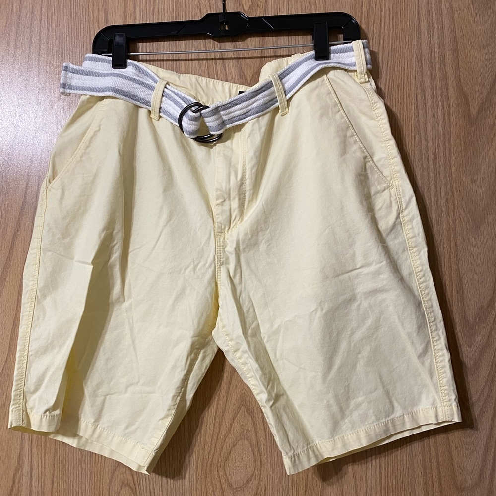 Men short sz 33 light yellow